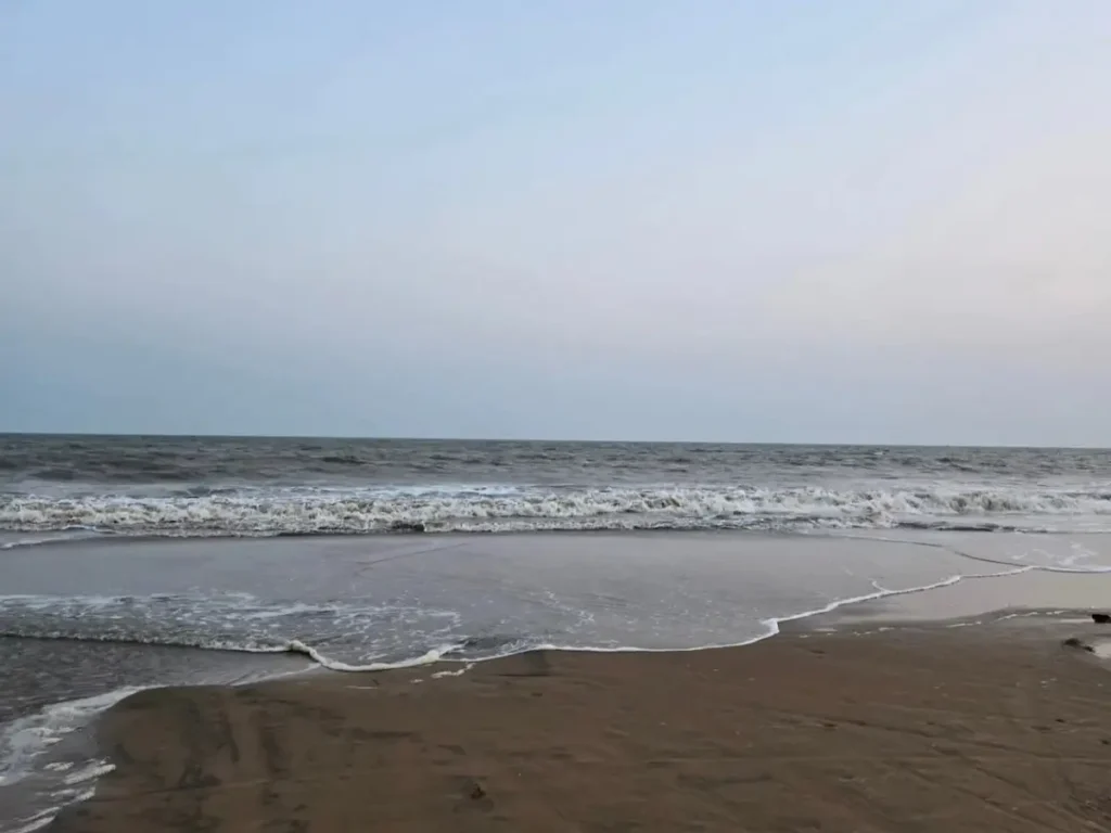 Sea horizon and sandy shoreline at Dublagadi